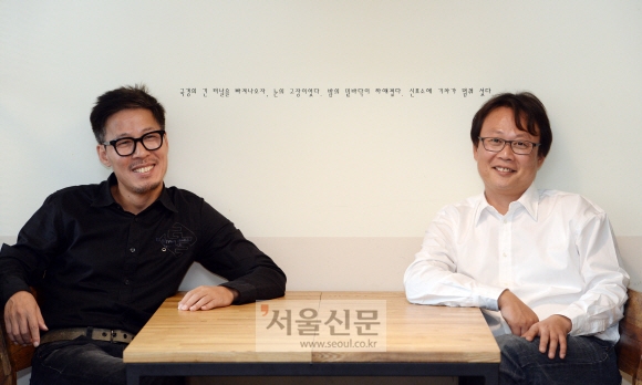 소설은 문장보다 사건이 우선한다는 데 생각을 함께하는 오랜 지기, 천명관(왼쪽)작가와 김언수 (오른쪽) 작가가 마주 앉았다. 도준석 기자 pado@seoul.co.kr