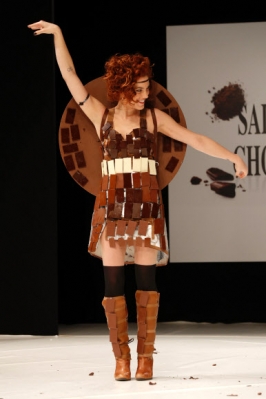 ‘이 옷이 싫증나면 맘껏드세요’…초콜릿 축제 패션쇼