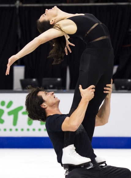 Tessa Virtue(위)와 Scott Moir가 27일(현지시간) 온타리오 미시소거에서 열릴 스케이트 캐나다 국제대회를 준비하며 연습에 매진하고 있다. AP 연합뉴스