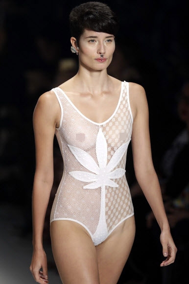 모델이 27일(현지시간) 브라질 상파울루에서 열린 상파울루 패션 위크 중 ‘헬로 로차(Helo Rocha) 콜렉션’의 작품을 선보이고 있다. AP 연합뉴스