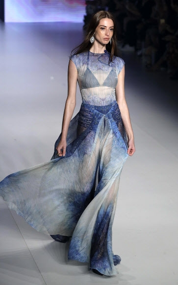 모델이 27일(현지시간) 브라질 상파울루에서 열린 상파울루 패션 위크 중 ‘사무엘 시르넌스크키(Samuel Cirnansck) 콜렉션’의 작품을 선보이고 있다. AP 연합뉴스