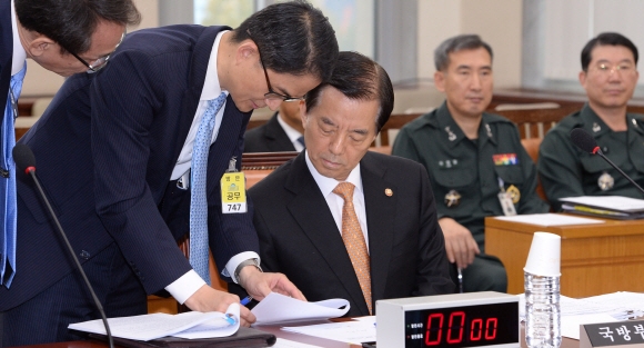 한민구(앞줄 오른쪽) 국방부 장관이 28일 국회에서 열린 국방위원회 전체회의에 참석해 자료를 들여다보고 있다. 이종원 선임기자 jongwon@seoul.co.kr