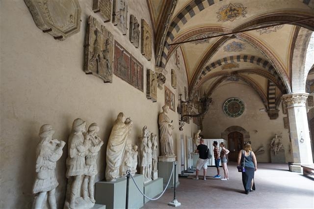 인물조각상들이 놓여 있는 바르젤로 미술관 회랑.