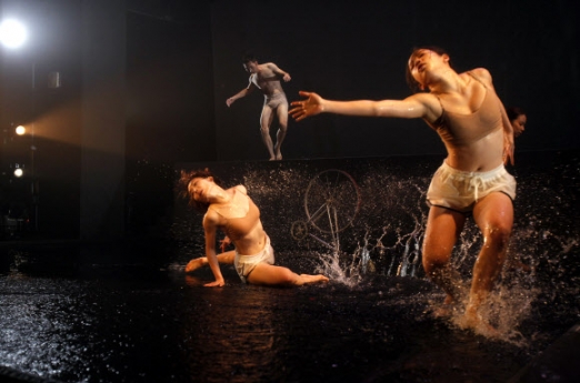 [포토] 물로 적셔진 무대…부드러운 몸짓