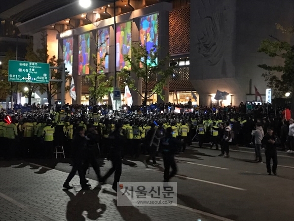 청계광장 촛불집회 시위대 일부 청와대 방향 진출 시도…경찰과 대치중