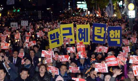 “박근혜 탄핵” 외치는 청계광장 촛불집회 시민들
