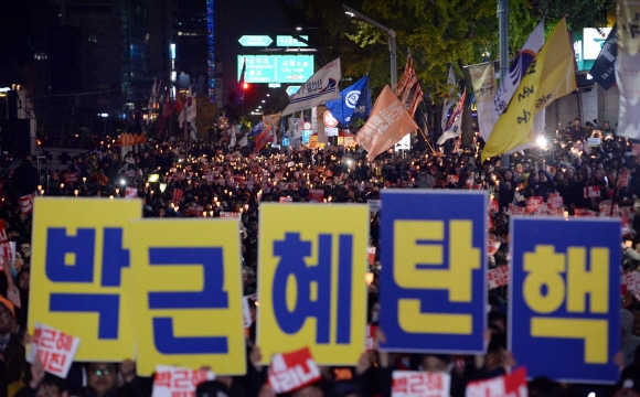 청계광장 촛불집회 “박근혜 하야하라” 외치는 시민들