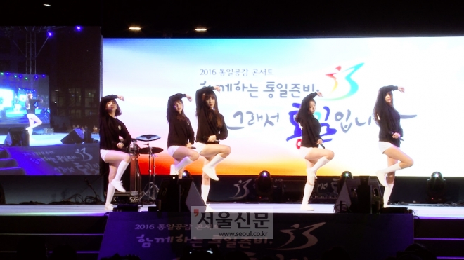 걸그룹 여자친구가 ‘바람에 날려’ 무대를 선보이고 있다.