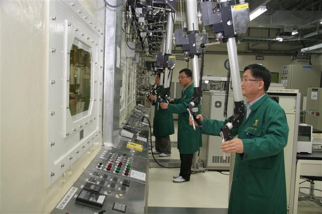 한국원자력연구원에서 연구원들이 핵 관련 실험을 하고 있다. 한국원자력연구원 제공