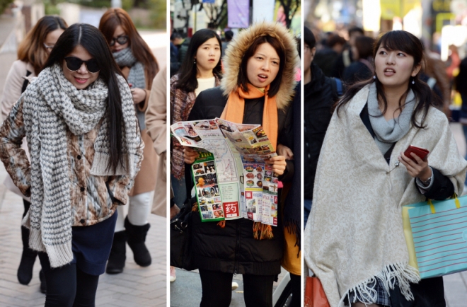 전국 대부분 지역의 기온이 평년보다 3~4도 밑돈 30일 서울 명동 거리에선 두터운 목도리를 다양하게 활용한 시민과 외국인 관광객들이 자주 눈에 띄었다. 이언탁 기자 utl@seoul.co.kr