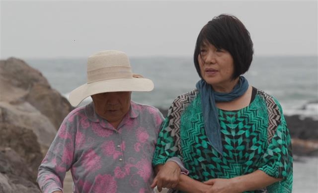 박영혜(오른쪽)씨가 친정어머니와 바닷가 산책을 하는 모습. 삼성생명공익재단 제공