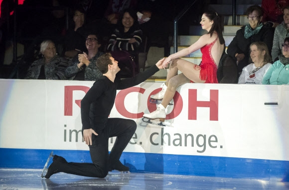 미국 Haven Denney와 Brandon Frazier가 30일(현지시간) 캐나다 온타리오주 미시소거에서 열린 ‘스케이트 캐나다 갈라쇼’에서 공연을 펼치고 있다. AP 연합뉴스