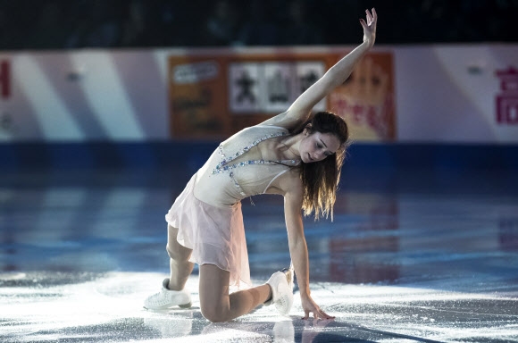 캐나다 Kaetlyn Osmond가 30일(현지시간) 캐나다 온타리오주 미시소거에서 열린 ‘스케이트 캐나다 갈라쇼’에서 공연을 펼치고 있다. AP 연합뉴스