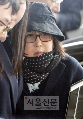 [서울포토]‘명품 마님’ 최순실 꽁꽁 동여 맨 머플러...네티즌 수사대, 브랜드 찾기 광클중