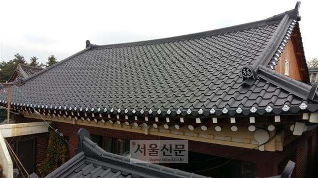 9·12 지진 피해를 입은 이해준(여·경주시 황남동 포석로 1068번지 15-12)씨의 한옥 지붕에 함석 기와가 올라가 있다. 이씨는 지난 29일 지붕을 수리하면서 재래기와를 함석 기와로 전면 교체했다고 설명했다.  경주 김상화 기자 shkim@seoul.co.kr