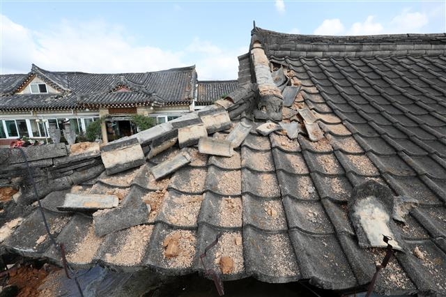 한옥 기와 교체 전후 지난 9월 13일 경북 경주시 황남동의 주택 지붕 기와가 전날 지진 영향으로 떨어져 있다. 연합뉴스