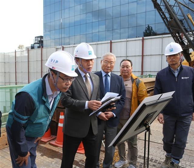 성장현(왼쪽) 서울 용산구청장이 31일 용산구 한남동의 ‘용산 전통공예 문화 체험관’ 공사 현장에서 공정률 등이 적힌 도표를 살펴보고 있다. 용산구 제공