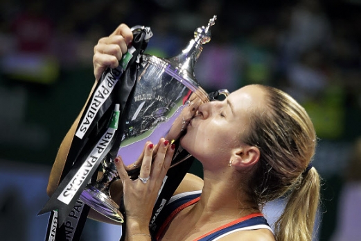 ‘우승이야’…시불코바, 트로피에 키스