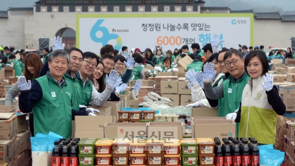 대상 창립 60주년을 맞아 31일 서울 광화문광장에서 열린 기념 나눔 행사에서 명형섭(왼쪽 아래) 대표이사 등 임직원들이 소외계층에게 나눠 줄 식료품을 포장하고 있다. 박지환 기자 popocar@seoul.co.kr