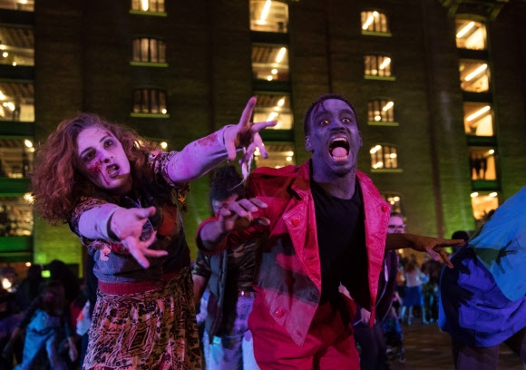 31일(현지시간) 영국 런던의 그래너리 광장에서 핼러윈 데이를 맞아 열린 축제중 마이클 잭슨의 스릴러에 맞춰 좀비들이 춤을 추고 있다. EPA 연합뉴스