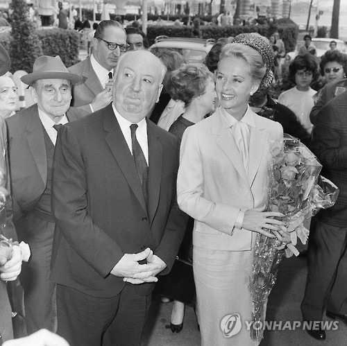앨프리드 히치콕 감독(왼쪽)과 배우 티피 헤드런의 1963년 모습. AP 연합뉴스
