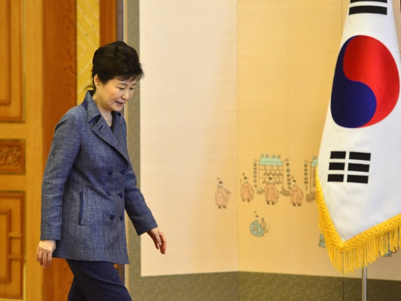 박근혜 대통령이 1일 청와대에서 열린 주한대사 신임장 제정식에 참석하고 있다.  안주영 기자 jya@seoul.co.kr