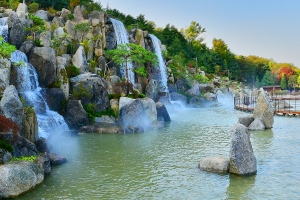 안산 노적봉공원에 국내 최대의 자연석 폭포 준공