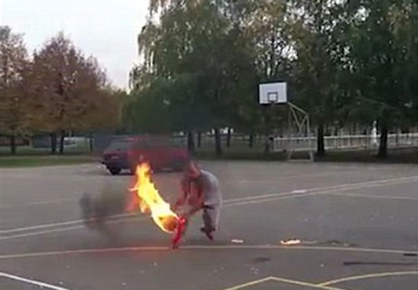 불붙은 농구공으로 드리블하는 세르비아 남성