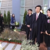 옥상정원 둘러보는 외교장관