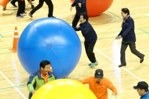 즐거운 어르신들… “공 굴러가유~”