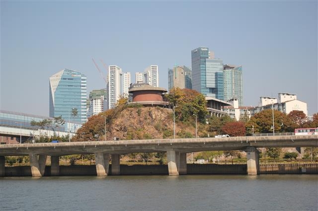 서울 마포구의 ‘양화진 뱃길 탐방’ 때 유람선에서 바라본 잠두봉 유적지의 경관. 마포구 제공