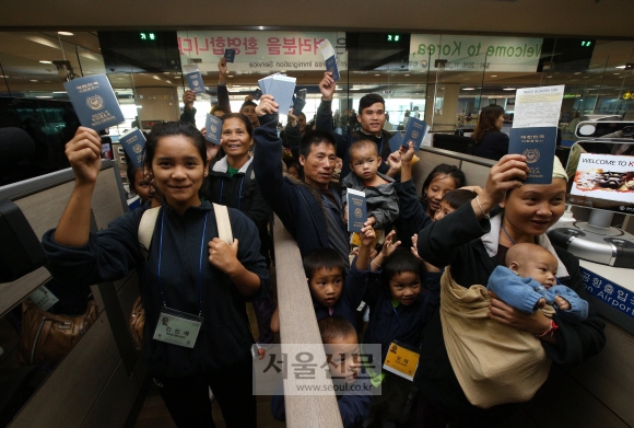 2일 오전 인천공항에서 ’재정착 난민제도’에 따라 난민캠프에서 머물다 국내로 들어오는 미얀마 난민 일곱 가족 34명이 입국 행사를 마친 뒤 입국절차를 밟기 전 환하게 웃고 있다.  강성남 선임기자 snk@seoul.co.kr