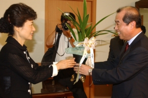 [서울포토]아니 벌써? 김병준, 박대통령에게서 난 받았나