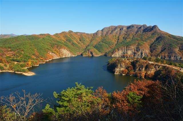 도선국사가 우리나라 국토의 중간 허리라고 표현한 화순군은 선사시대의 숨결이 깃든 세계문화유산 화순고인돌을 비롯해 천하제일경 화순적벽, 천불천탑의 운주사, 북면 서유리 공룡발자국 화석지 등 돌과 관련된 문화유적이 즐비한 고장이다.  화순적벽이 있는 동북호.  화순군 제공