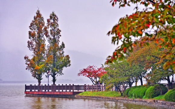 보문호 수변 산책로. 단풍을 즐기며 천천히 걷기 좋은 곳이다.