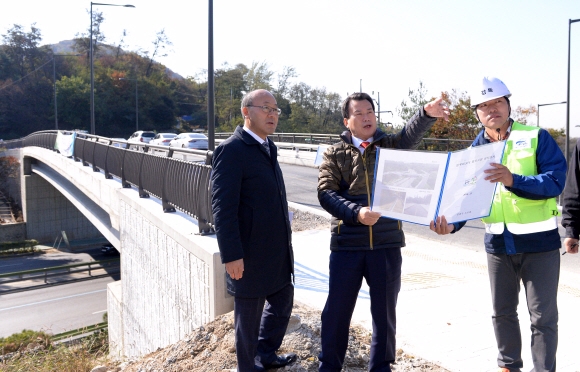 나진구(가운데) 서울 중랑구청장이 2일 망우로 때문에 끊긴 망우리고개 남과 북을 연결하는 횡단교량 공사 현장을 찾아 점검하고 있다. 최해국 선임기자 seaworld@seoul.co.kr