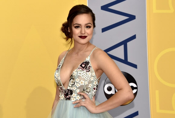 배우 겸 가수 헤일리 오랜티아가 2일(현지시간) 미국 테네시주 내슈빌의 브리지스톤 아레나에서 열린 제50회 컨트리 음악 협회상(CMA) 시상식에 참석했다. AP 연합뉴스