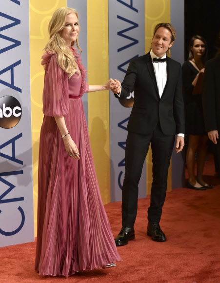 2일(현지시간) 미국 테네시주 내슈빌의 브리지스톤 아레나에서 열린 제50회 컨트리 음악 협회상(CMA) 시상식에 할리우드 배우 니콜 키드먼(왼쪽)이 남편인 가수 키스 어번의 에스코트를 받으며 등장했다. AP 연합뉴스