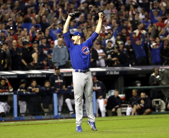 Chicago Cubs relief pitcher Mike Montgomery reacts after Game 7 of the Major League Baseball World Series against the Cleveland Indians Thursday, Nov. 3, 2016, in Cleveland. The Cubs won 8-7 in 10 innings to win the series 4-3. 사진=AP 연합뉴스