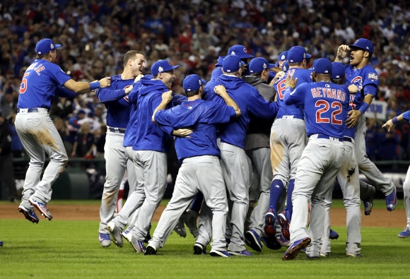 The Chicago Cubs celebrate after Game 7 of the Major League Baseball World Series against the Cleveland Indians Thursday, Nov. 3, 2016, in Cleveland. The Cubs won 8-7 in 10 innings to win the series 4-3. 사진=AP 연합뉴스