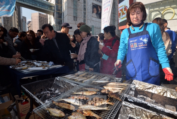 3일 서울 명동에서 ’싱싱코리아! 싱싱수산물 대축제(대한민국 바다를 세일합니다)’를 홍보하기 위해 열린 행사에 참석한 시민들이 전어와 각종회를  시식하고 있다.  박지환기자 popocar@seoul.co.kr