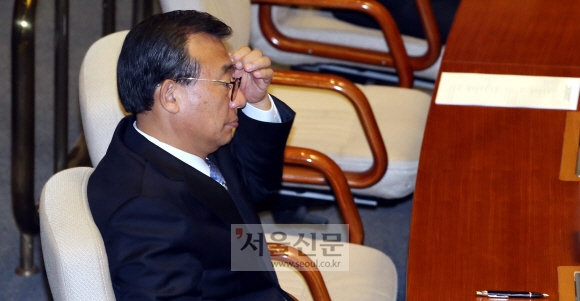 3일 국회에서 열린 본회의에서  이정현 새누리당 대표가 심각한 표정을 짓고 앉아 있다. 이종원 선임기자 jongwon@seoul.co.kr