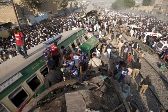 파키스탄서 열차 두 대 충돌… 최소 16명 사망  