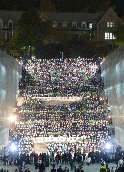 3일 서울 이화여대 ECC계단에서 열린 학내민주화 집회에서 학생들이 피켓을 들고 집회에 참석하고 있다.  박지환 기자 popocar@seoul.co.kr