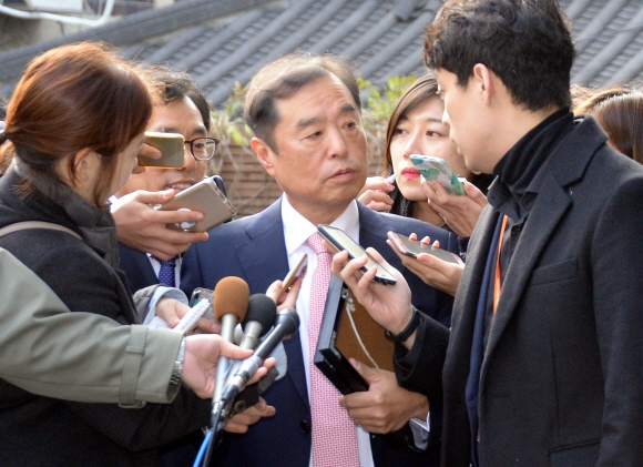 김병준 국무총리 내정자가 4일 오전 서울 종로구 통의동 금융감독원 연수원으로 출근하며 기자들의 질문을 받고 있다. 2016.11.04 최해국 선임기자 seaworld@seoul.co.kr