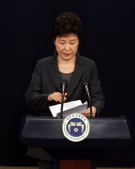 4일 박근혜 대통령이 청와대 브리핑룸에서 대국민 담화문을 발표를 위해 입장하고 있다. 2016. 11. 04 안주영 기자 jya@seoul.co.kr