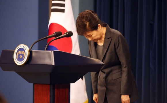 박근혜 대통령이 4일 오전 청와대에서 대국민 담화를 발표한뒤 고개를 숙여 인사를 하고 있다. 2016. 11. 04 안주영 기자 jya@seoul.co.kr