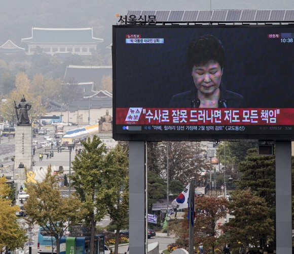 박근혜 대통령이 4일 오전 ’최순실 국정개입’ 의혹 파문과 관련 발표한 대국민 담화가 본사  전광판에 나오고 있다. 최해국 선임기자 seaworld@seoul.co.kr