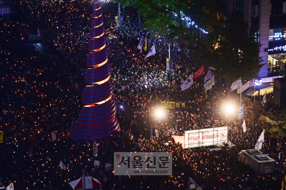 지난달 29일 서울 종로구 청계광장에서  ’모이자 분노하자 내려와라 박근혜’ 촛불집회가 열리고 있다. 박윤슬 기자 seul@seoul.co.kr