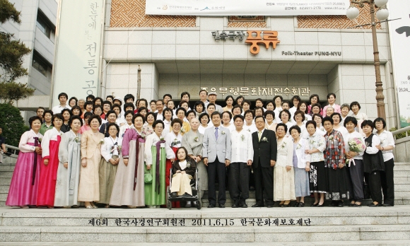 한국 전통사경 복원의 독보적 단체인 한국사경연구회 회원들이 2011년 중요무형문화재전수회관에서 회원전을 마치고 기념촬영을 하고 있다. 한국사경연구회 제공